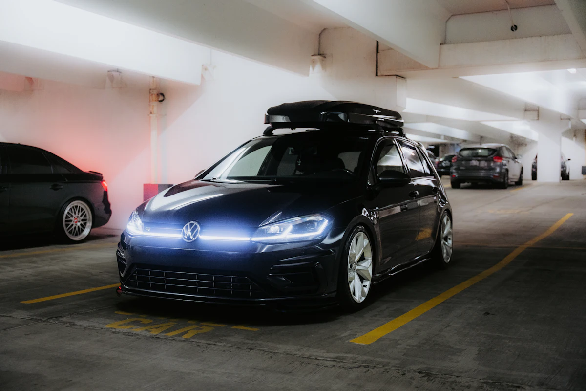 Černé auto se střešním boxem na střeše
